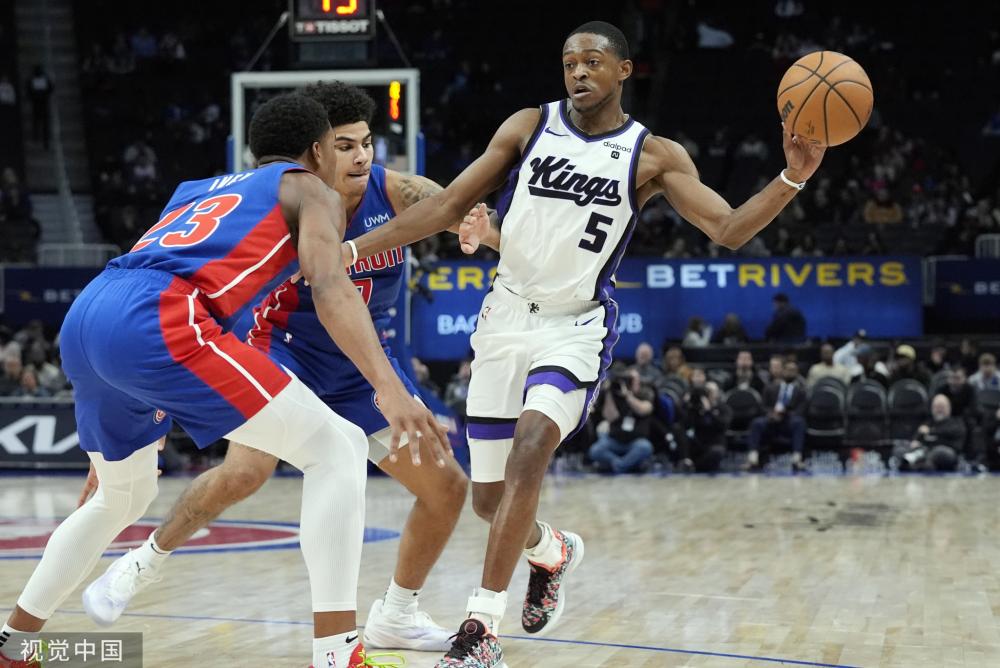 然集中在球 然集中在球